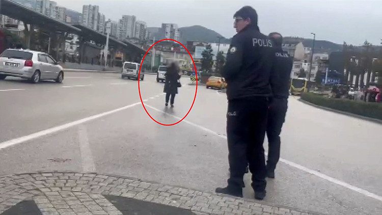 Bursa'da Kadın, Çocuklarını Göremeyince Boğazına Bıçak Dayadı