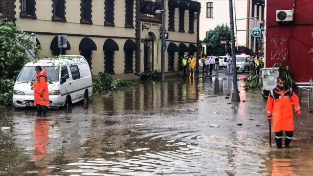 İstanbul'da selden etkilenen esnafa 80 milyon lira destek