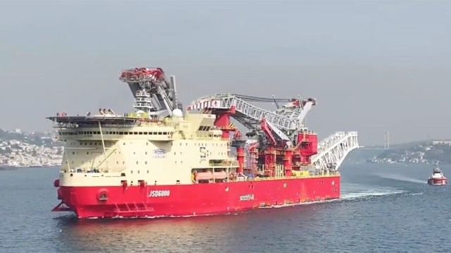 Uraloğlu, İstanbul Boğazı'ndan geçen dev gemiyi duyurdu
