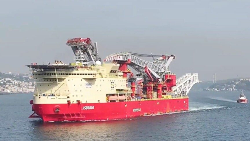 Uraloğlu, İstanbul Boğazı'ndan geçen dev gemiyi duyurdu