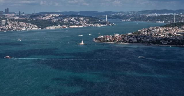İstanbul Boğazı'nda alg patlaması etkileyici görüntüler oluşturdu
