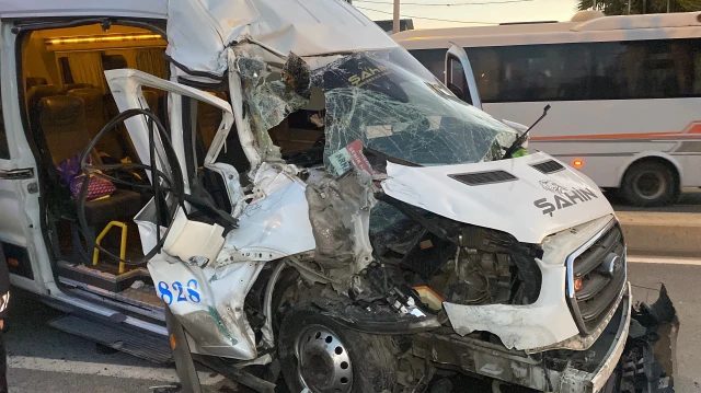 Arnavutköy'de Servis Minibüsü Hafriyat Kamyonuna Çarptı