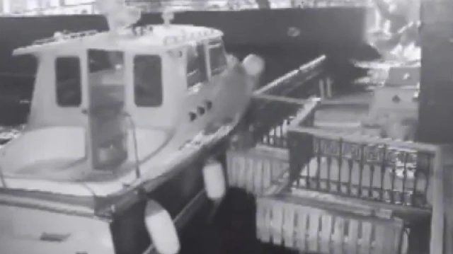 Üsküdar'da yolcu vapuru yalıya çarptı