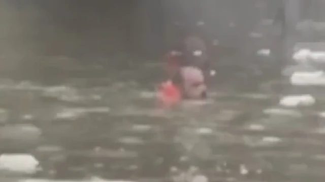 Sultangazi'de belediye işçisi suya girerek rögar kapağını açmaya çalıştı