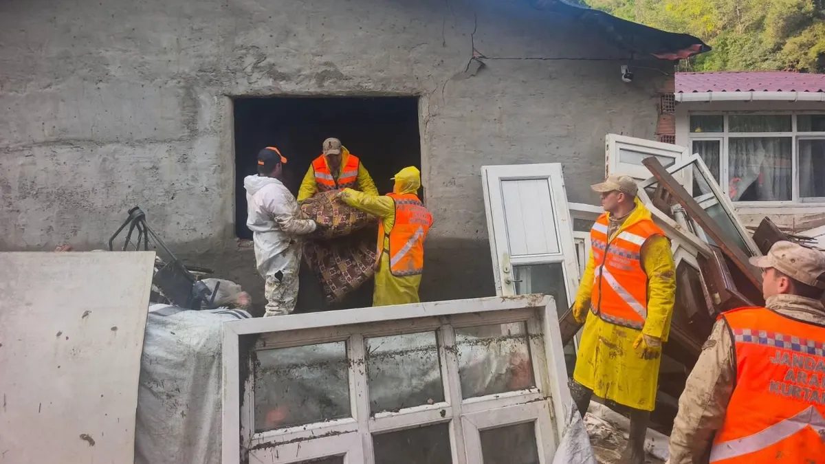 İstanbul Valiliği Ayazağa’da sel sonrası temizlik çalışmaları sürdürüyor
