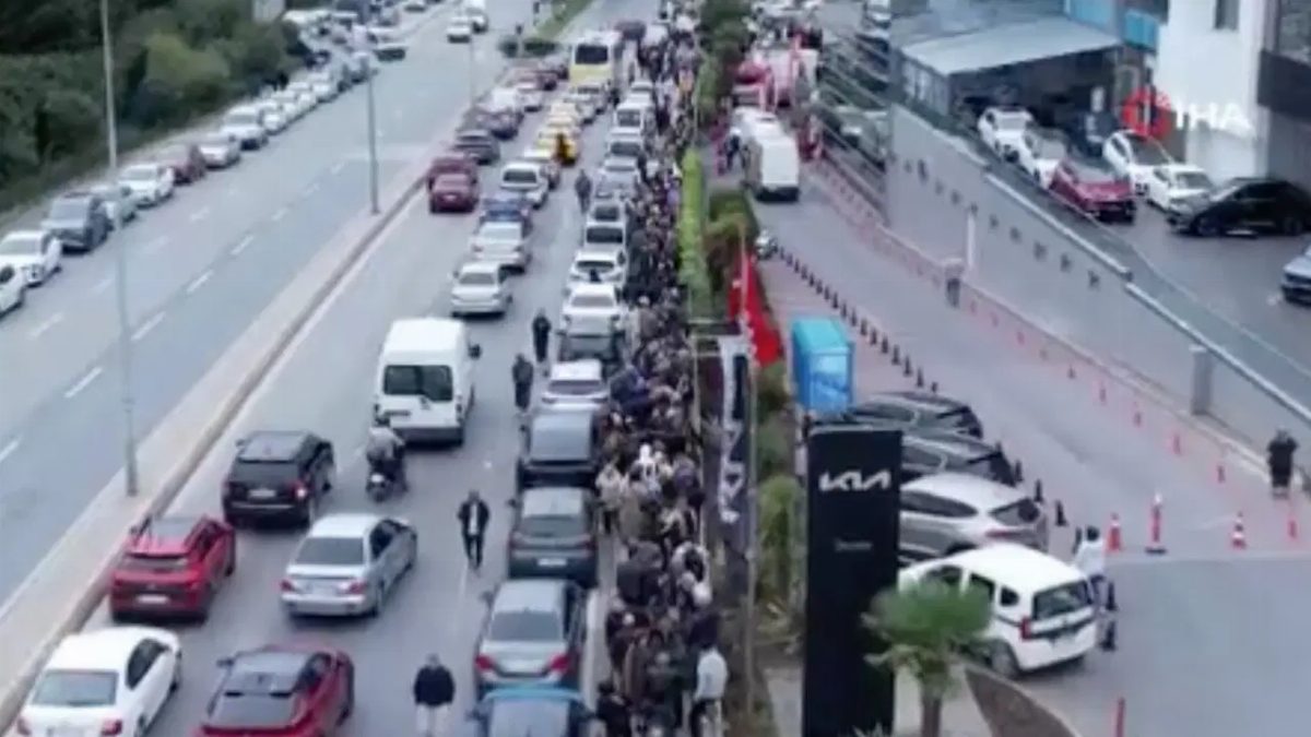 Ataşehir'de İndirim Kampanyası Nedeniyle 60 Bin Kişi Akın Etti
