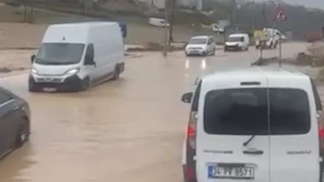 İstanbul'da Sağanak Yağış: Yollar Su Altında Kaldı