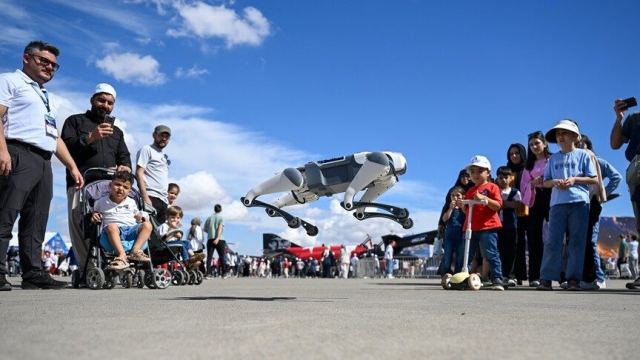 Şanlıurfalı çocuklar TEKNOFEST'te robot köpeğe 'İsot' ismini verdi