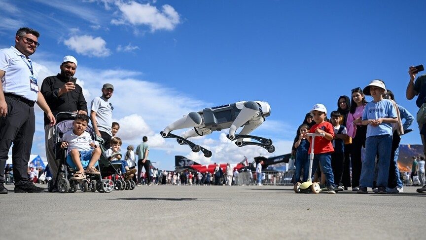 Şanlıurfalı çocuklar TEKNOFEST'te robot köpeğe 'İsot' ismini verdi