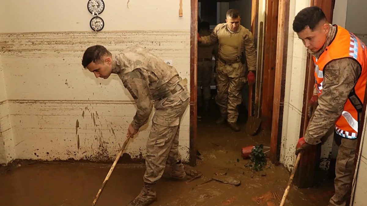 Jandarma Komandoları Ayazağa'da Sel Temizliği Yapıyor