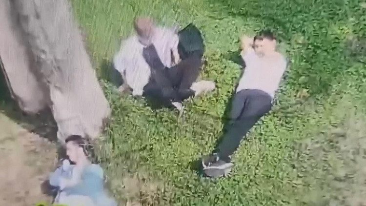 Beyoğlu'nda parkta uyuyan kişinin telefonunu çaldı