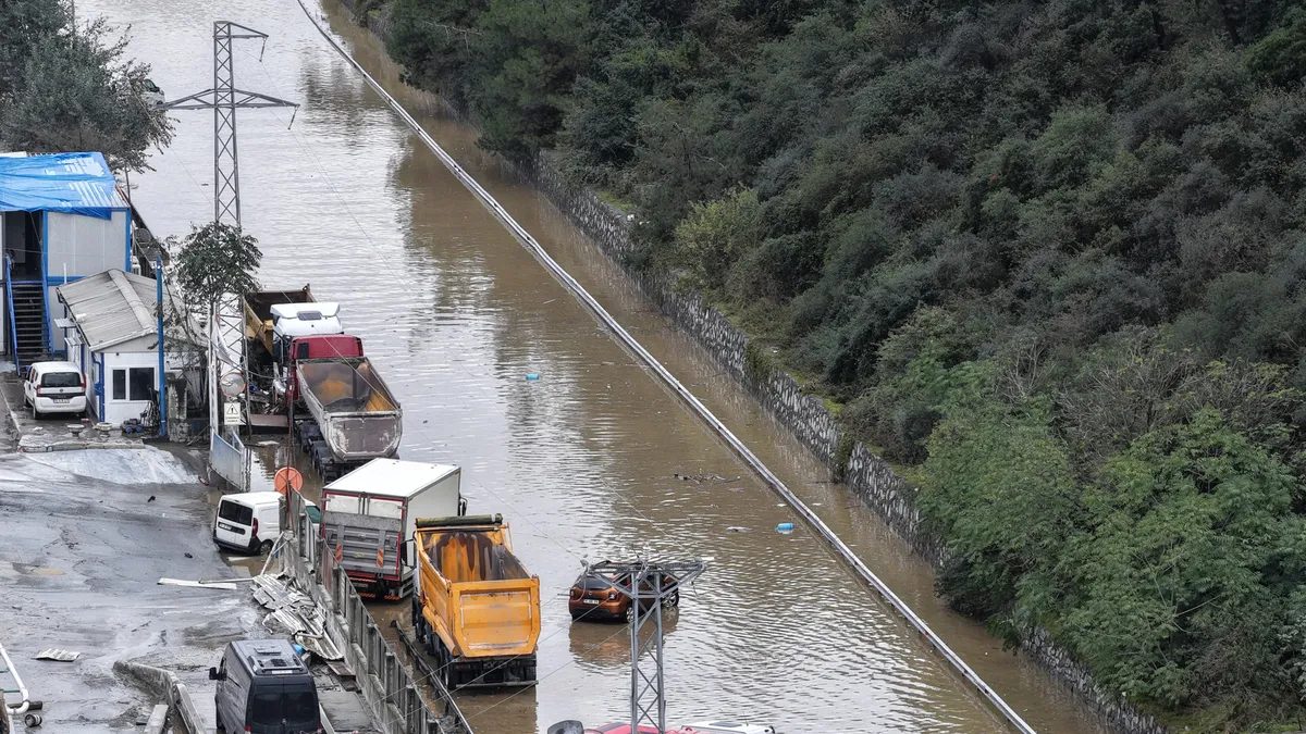 İstanbul'da Sel Felaketi Sonrası Binaların Altından Su Aktı