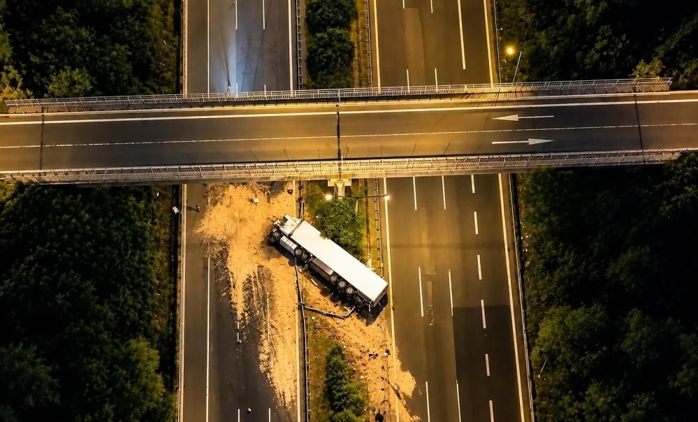 Düzce'de Kimyasal Yüklü TIR Devrildi, Trafik Kilitlendi