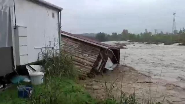 Sakarya'da Kepekli Köyü'nde Sel Suları İki Evi Sürükledi