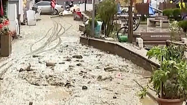Ayazağa'da Sel Sonrası Esnaf Temizlik Çalışmalarına Başladı