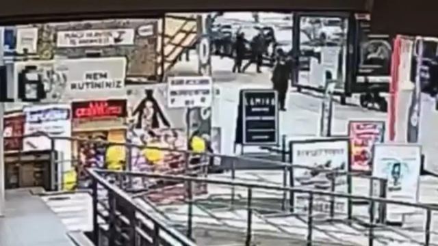 Kadıköy'de İnşaat Kaplaması İkiz Kardeşlerin Üzerine Devrildi