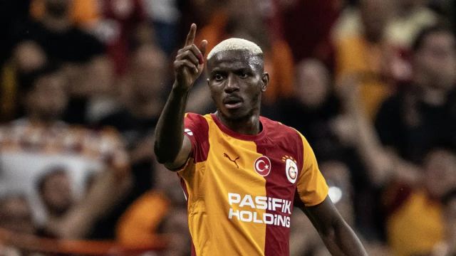 Victor Osimhen'in sahalara dönüş tarihi merak ediliyor