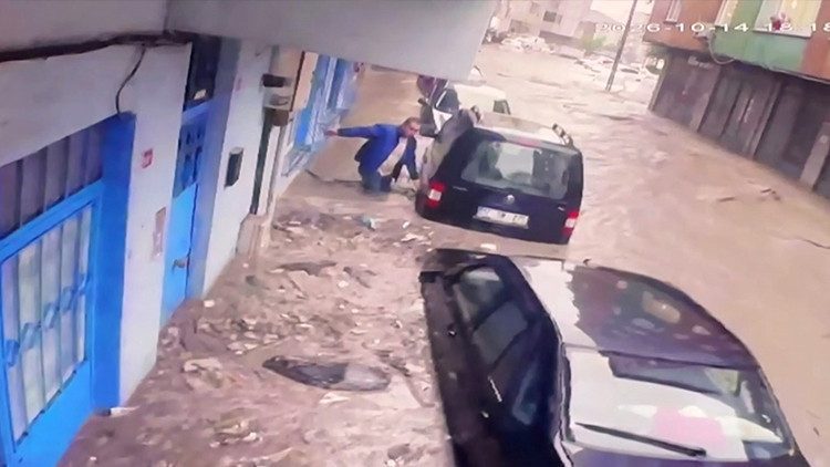 Ayazağa'daki sel felaketinde araçlar üst üste bindi
