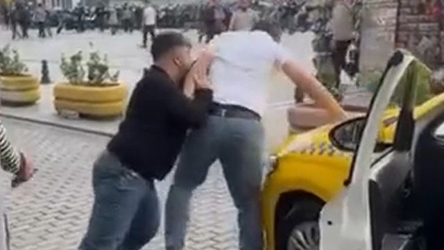 İstanbul Çemberlitaş'ta Taksiciler Arasında Kavga Çıktı