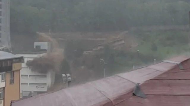 Sarıyer'de Sel Suları İstinad Duvarlarını Yıktı