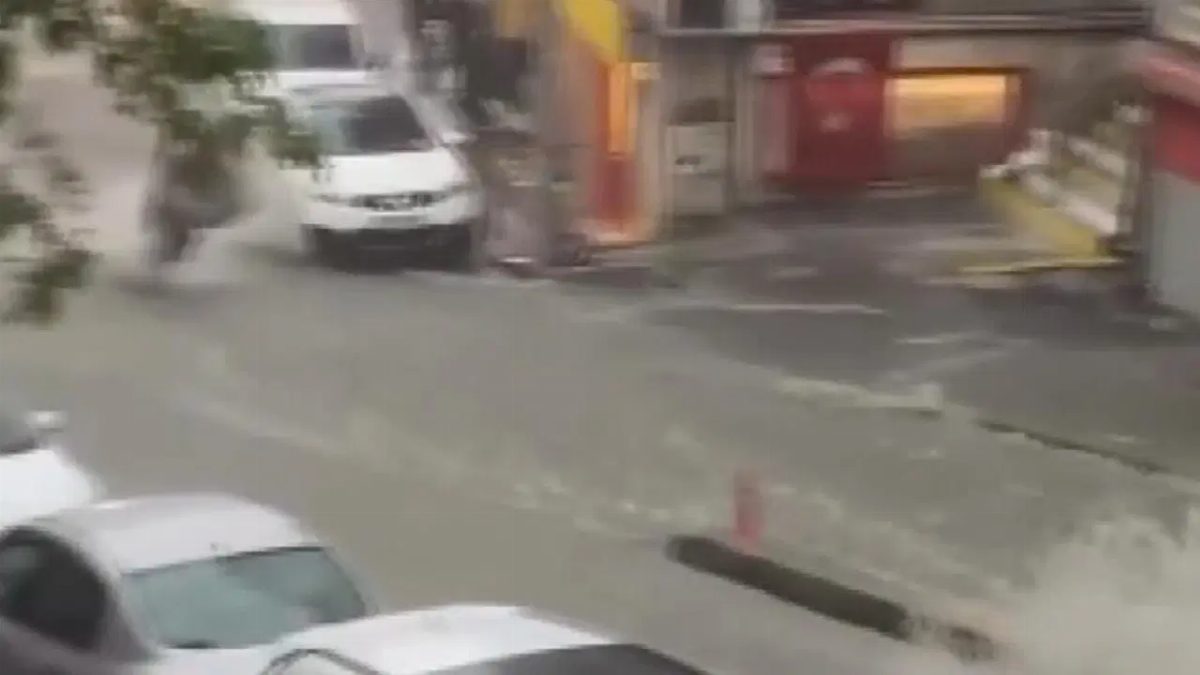 Şişli'de Sel Sularına Kapılan Kadın Son Anda Kurtarıldı