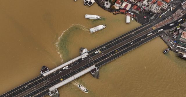 İstanbul Boğazı'nda deniz rengi kahverengiye döndü