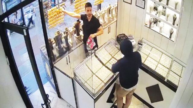 Bayrampaşa'da Şemsiyeli Soyguncu Kuyumcudan Altın Çaldı
