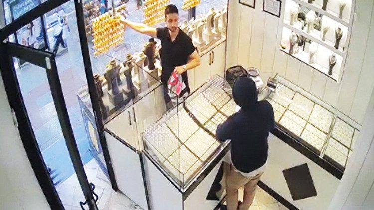 Bayrampaşa'da Şemsiyeli Soyguncu Kuyumcudan Altın Çaldı