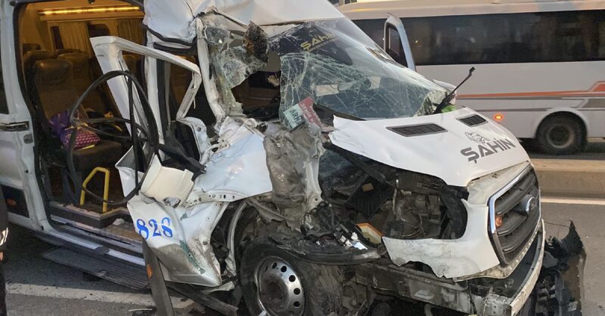 Arnavutköy'de servis minibüsü kamyona çarptı, 9 yaralı