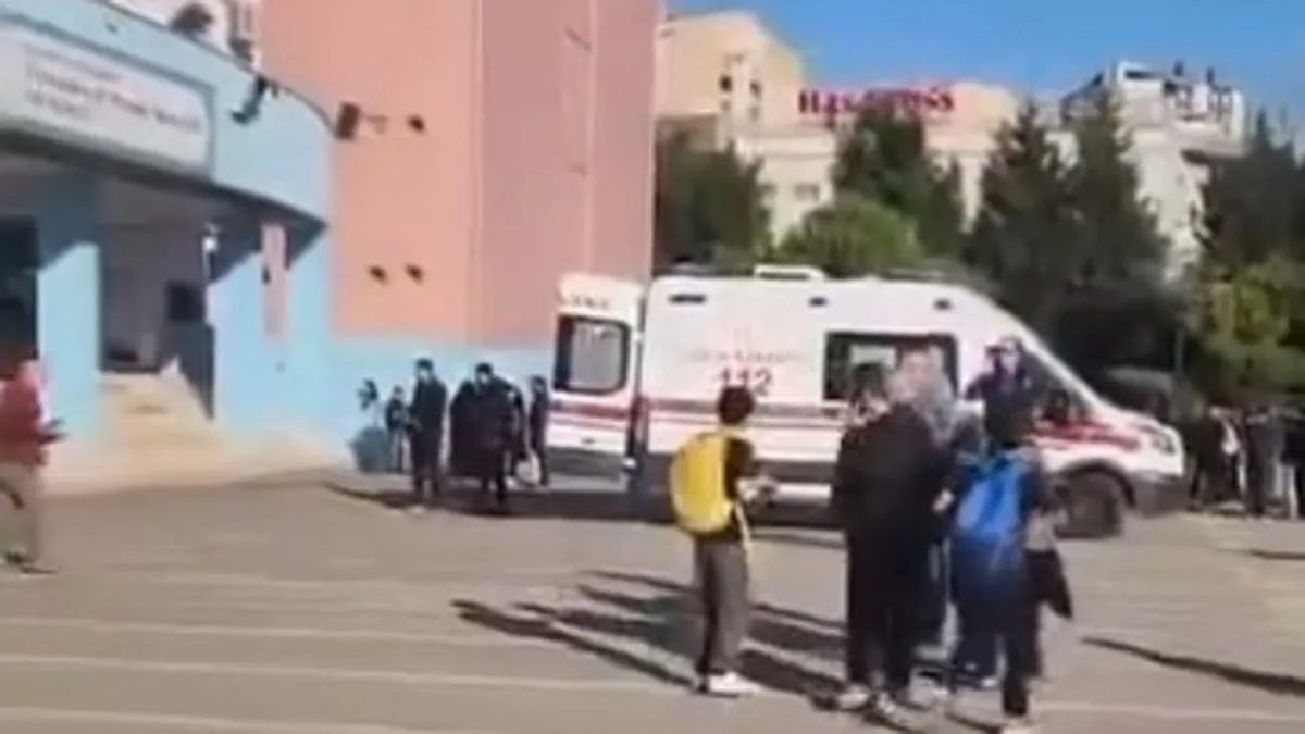 Başakşehir'de Ortaokulda Bıçaklı Saldırı: 5 Öğrenci Yaralandı