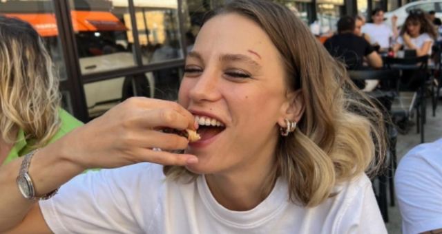 Serenay Sarıkaya restoranda iletilen notla şaşırdı