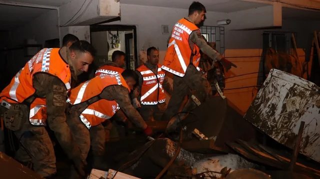 Ayazağa'da Jandarma, Sel Sonrası Temizlik Çalışmalarına Devam Ediyor