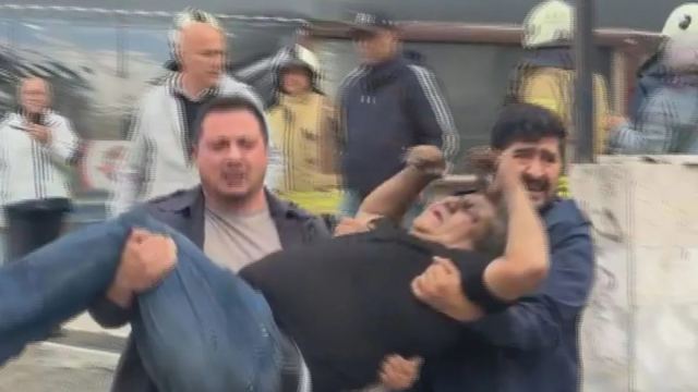 Kadıköy'de 8 katlı binada yangın çıktı