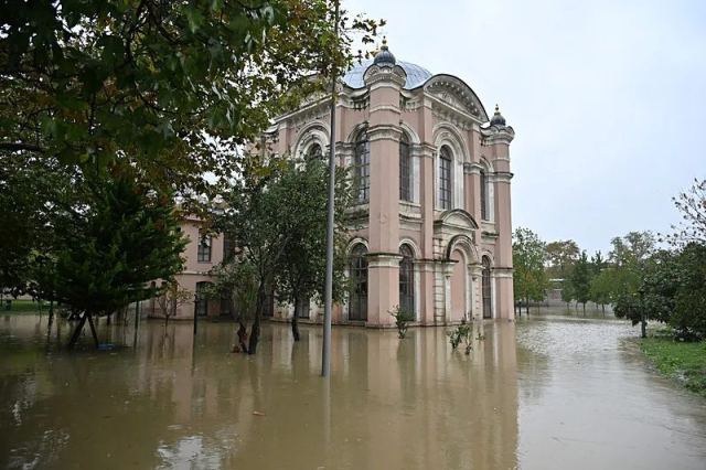 Kağıthane'deki Sadabad Camii sağanak yağışla sular altında kaldı