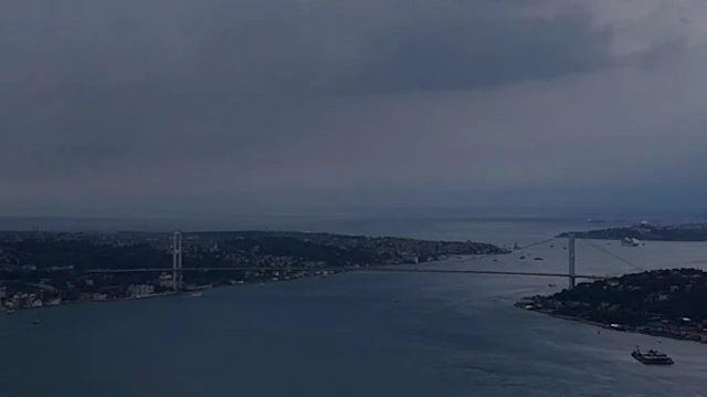 İstanbul'da yağmur bulutları Boğaz'dan girişi görüntülendi