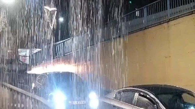 Pendik'te sağanak yağış alt geçitleri suyla doldurdu