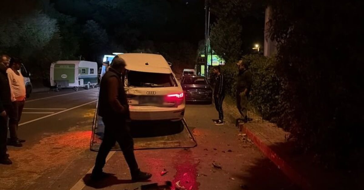 Sarıyer'de Park Halindeki 6 Araca Çarpan Otomobil Kazası