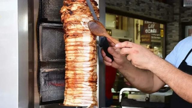 Esenyurt'ta tavuk döner yiyen 30 kişi hastaneye başvurdu
