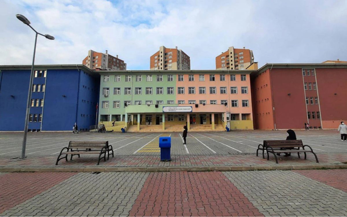 Başakşehir'de Ortaokulda Bıçaklı Kavga: Beş Öğrenci Yaralandı