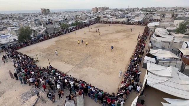 Gazze'de Futbolcular Çadırlar Arasında Dostluk Maçı Yaptı