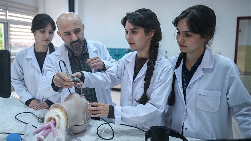 Üçüz Kız Kardeşler Tıp Eğitimi İçin Türkiye'ye Geldi