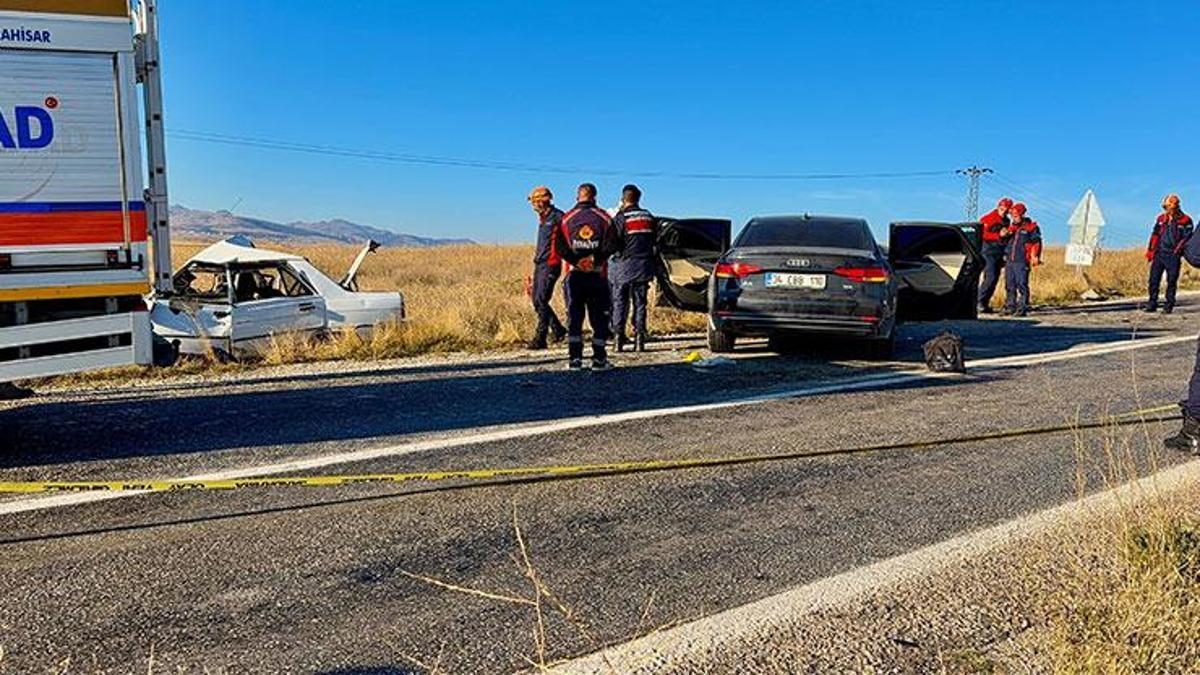 Afyonkarahisar'da Kafa Kafaya Çarpışma: 4 Kişi Hayatını Kaybetti