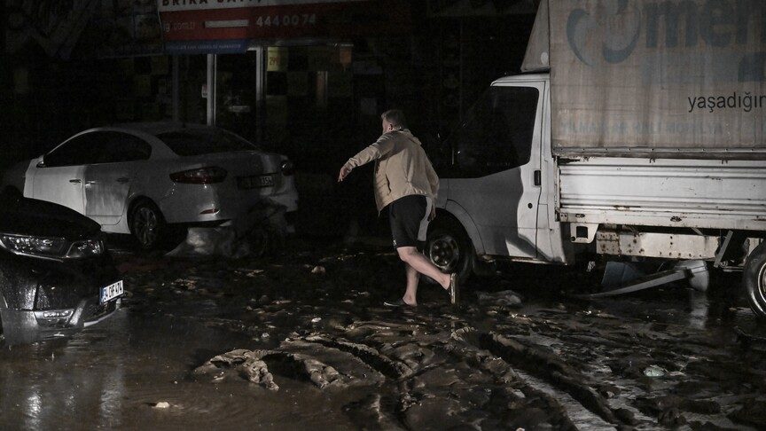 İstanbul Ayazağa'da sağanak sonrası arama kurtarma çalışmaları sürdü