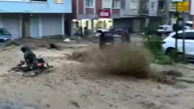 İstanbul'da Sel Felaketi Motokuryeyi Sürükledi