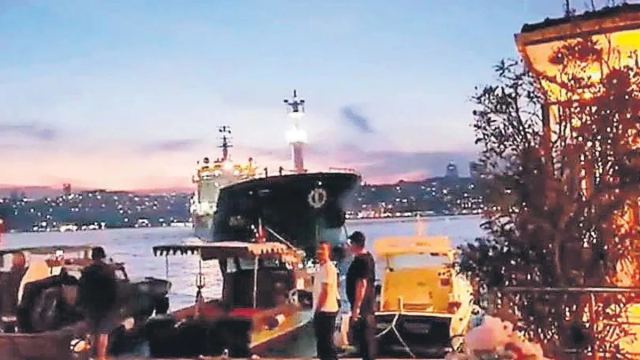 İstanbul Boğazı'nda Arızalı Tanker Nedeniyle Gemi Trafiği Askıya Alındı
