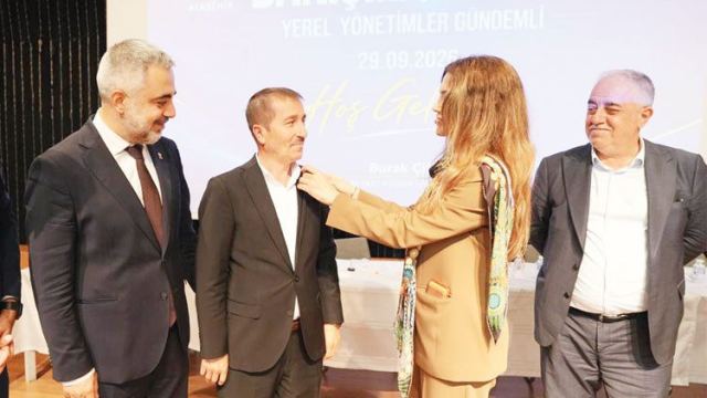 Ataşehir'de 6 CHP'li Üye AK Parti'ye Geçti