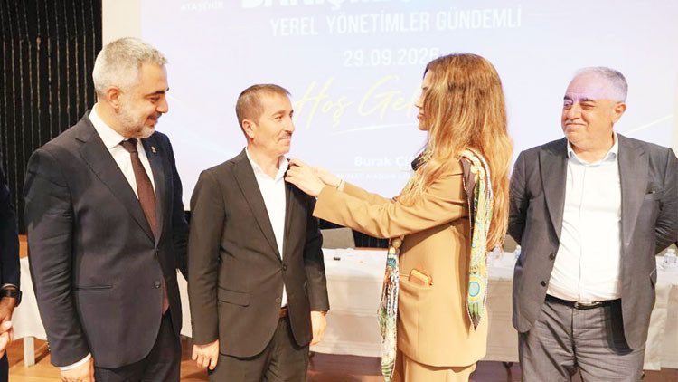 Ataşehir'de 6 CHP'li Üye AK Parti'ye Geçti