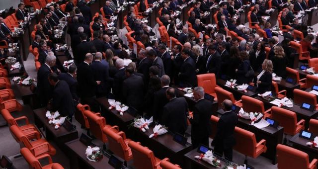 TBMM'de Yasama Yılı Açılışında Bazı Partiler Ayağa Kalkmadı