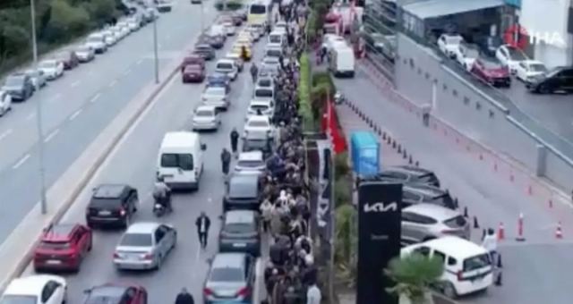 Ataşehir'de Yeni Market Açılışında 60 Bin Kişi Kuşak Oluşturdu