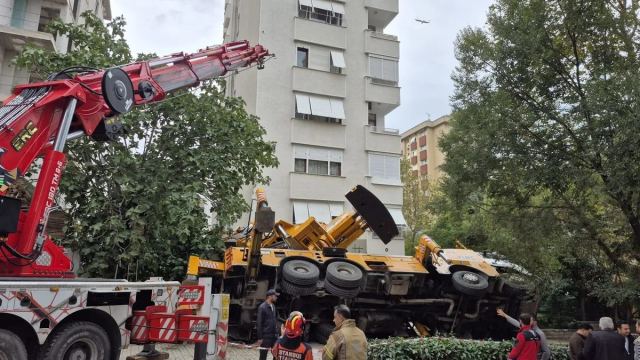 Kadıköy'de vinç, 11 katlı binanın girişine devrildi